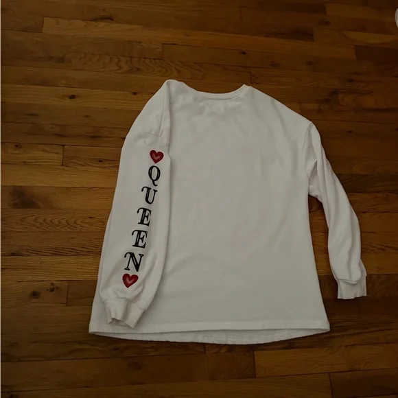 Women’s Lightweight Queen of Hearts Graphic Sweatshirt From Amazon - Picture 6 of 11